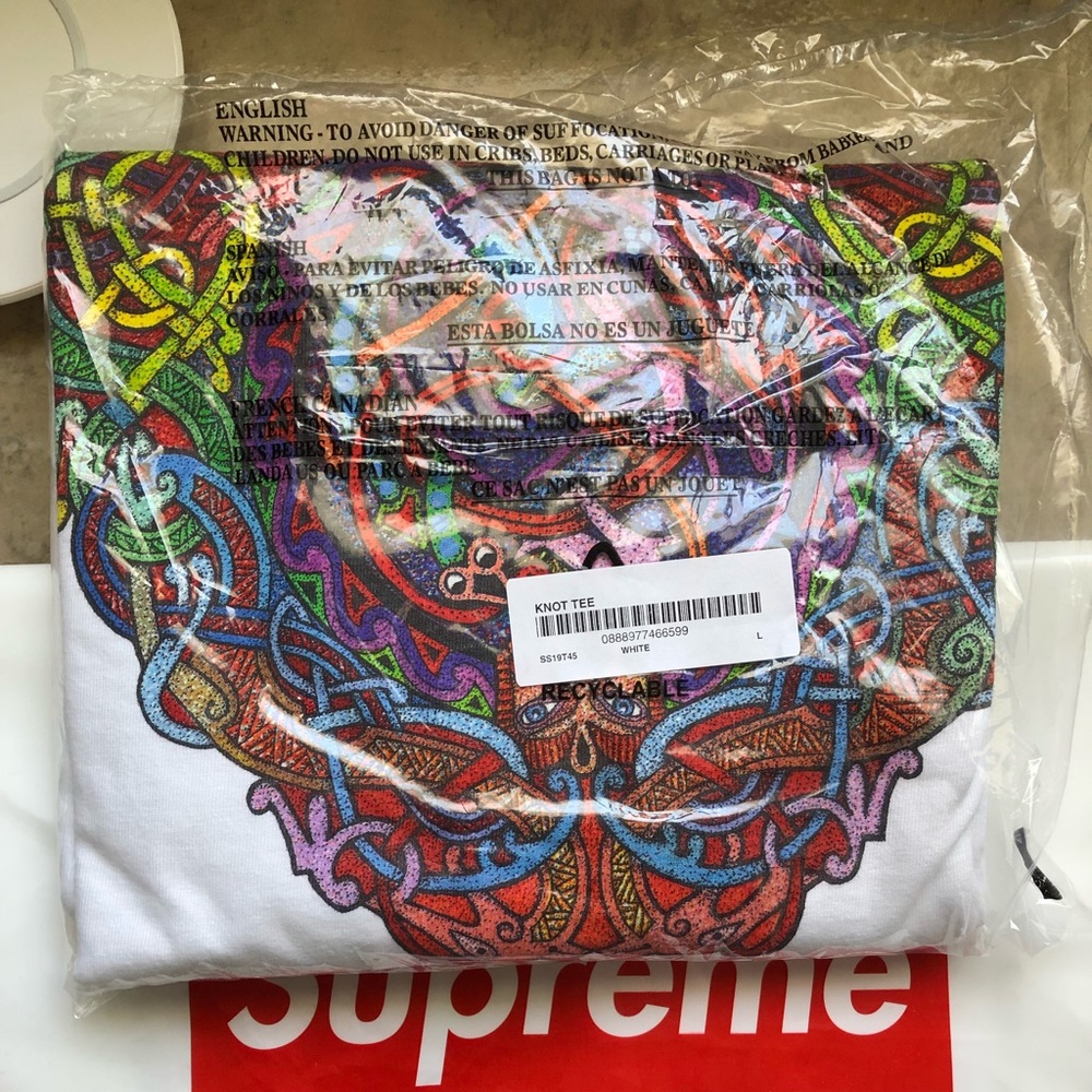 Supreme knot tee